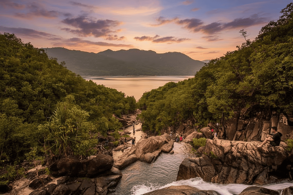 Khu du lịch sinh thái Hầm Hô là địa điểm lý tưởng để rời xa khói bụi đô thị